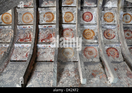 Cave 10: dipinti sulla parete sinistra. Grotte di Ajanta, Aurangabad, Maharashtra, India Foto Stock