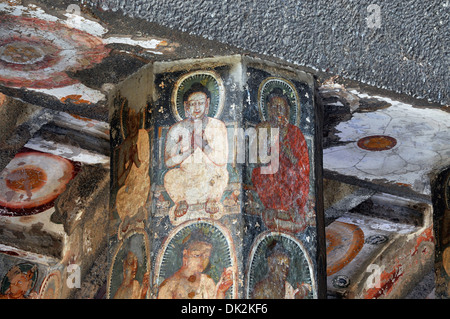 Cave 10: dipinti su pilastri. Le immagini del Buddha in atteggiamento di insegnamento e lotus medaglioni di grotte di Ajanta, Aurangabad, Maharashtra Foto Stock