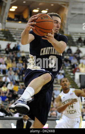 Febbraio 16, 2011 - Atlanta, Georgia, Stati Uniti d'America - guardia di Chattanooga Keegan campana (3) effettua un sorpasso al Alexander Memorial Coliseum in Atlanta in Georgia. Georgia Tech vince 62 - 53 (Credito Immagine: © Marty Bingham Southcreek/Global/ZUMAPRESS.com) Foto Stock