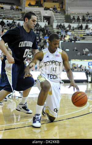 Febbraio 16, 2011 - Atlanta, Georgia, Stati Uniti d'America - Georgia Tech guard Jason Morris (14) inciampa in una partita contro Chattanooga presso Alexander Memorial Coliseum in Atlanta in Georgia. Georgia Tech vince 62 - 53 (Credito Immagine: © Marty Bingham Southcreek/Global/ZUMAPRESS.com) Foto Stock