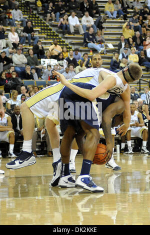 Febbraio 16, 2011 - Atlanta, Georgia, Stati Uniti d'America - Georgia Tech center Nate Hicks (42) codifica per la palla con Chattanooga avanti DeAntre Jefferson (34) presso Alexander Memorial Coliseum in Atlanta in Georgia. Georgia Tech vince 62 - 53 (Credito Immagine: © Marty Bingham Southcreek/Global/ZUMAPRESS.com) Foto Stock