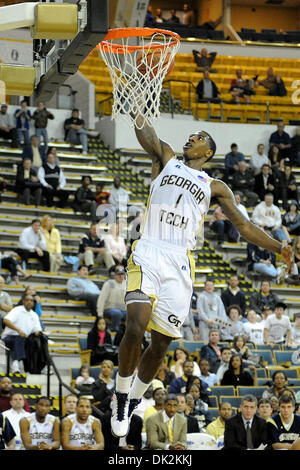 Febbraio 16, 2011 - Atlanta, Georgia, Stati Uniti d'America - Georgia Tech guard Iman Shumpert (1) prende un colpo in una partita contro Chattanooga presso Alexander Memorial Coliseum in Atlanta in Georgia. Georgia Tech vince 62 - 53 (Credito Immagine: © Marty Bingham Southcreek/Global/ZUMAPRESS.com) Foto Stock