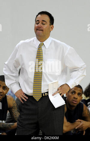 Febbraio 16, 2011 - Atlanta, Georgia, Stati Uniti d'America - Chattanooga head coach John Shulman in una partita contro Georgia Tech presso Alexander Memorial Coliseum in Atlanta in Georgia. Georgia Tech vince 62 - 53 (Credito Immagine: © Marty Bingham Southcreek/Global/ZUMAPRESS.com) Foto Stock