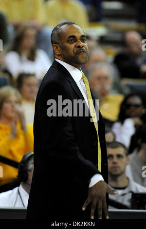 Febbraio 16, 2011 - Atlanta, Georgia, Stati Uniti d'America - Georgia Tech head coach Paul Hewitt in una partita contro Chattanooga presso Alexander Memorial Coliseum in Atlanta in Georgia. Georgia Tech vince 62 - 53 (Credito Immagine: © Marty Bingham Southcreek/Global/ZUMAPRESS.com) Foto Stock