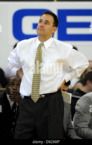 Febbraio 16, 2011 - Atlanta, Georgia, Stati Uniti d'America - Chattanooga head coach John Shulman in una partita contro Georgia Tech presso Alexander Memorial Coliseum in Atlanta in Georgia. Georgia Tech vince 62 - 53 (Credito Immagine: © Marty Bingham Southcreek/Global/ZUMAPRESS.com) Foto Stock