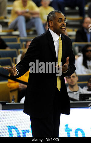 Febbraio 16, 2011 - Atlanta, Georgia, Stati Uniti d'America - Georgia Tech head coach Paul Hewitt in una partita contro Chattanooga presso Alexander Memorial Coliseum in Atlanta in Georgia. Georgia Tech vince 62 - 53 (Credito Immagine: © Marty Bingham Southcreek/Global/ZUMAPRESS.com) Foto Stock