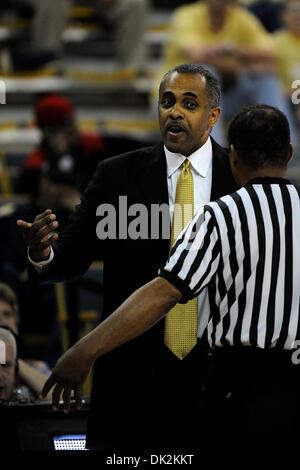 Febbraio 16, 2011 - Atlanta, Georgia, Stati Uniti d'America - Georgia Tech head coach Paul Hewitt in una partita contro Chattanooga presso Alexander Memorial Coliseum in Atlanta in Georgia. Georgia Tech vince 62 - 53 (Credito Immagine: © Marty Bingham Southcreek/Global/ZUMAPRESS.com) Foto Stock