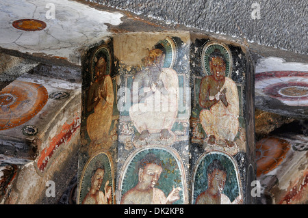 Cave 10: dipinti su pilastri. Seduti e in piedi le immagini di Buddha in atteggiamento di insegnamento le grotte di Ajanta, Aurangabad, Maharashtra Foto Stock