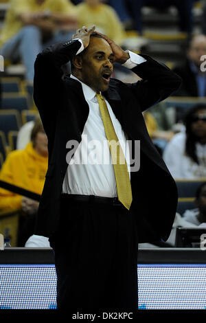 Febbraio 16, 2011 - Atlanta, Georgia, Stati Uniti d'America - Georgia Tech head coach Paul Hewitt in una partita contro Chattanooga presso Alexander Memorial Coliseum in Atlanta in Georgia. Georgia Tech vince 62 - 53 (Credito Immagine: © Marty Bingham Southcreek/Global/ZUMAPRESS.com) Foto Stock