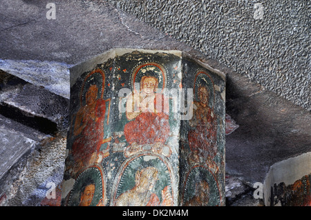 Cave 10: dipinti su pilastri. seduti e in piedi le immagini di Buddha in atteggiamento di insegnamento. Grotte di Ajanta, Aurangabad, Maharashtra Foto Stock