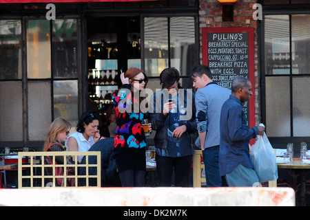 Matt Smith Karen Gillan cast del medico che lo shopping e per mangiare il pranzo in Lower Manhattan New York City USA - 13.04.12 Foto Stock