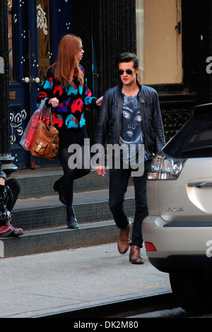 Matt Smith Karen Gillan cast del medico che lo shopping e per mangiare il pranzo in Lower Manhattan New York City USA - 13.04.12 Foto Stock