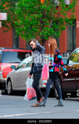 Matt Smith Karen Gillan cast del medico che lo shopping e per mangiare il pranzo in Lower Manhattan New York City USA - 13.04.12 Foto Stock