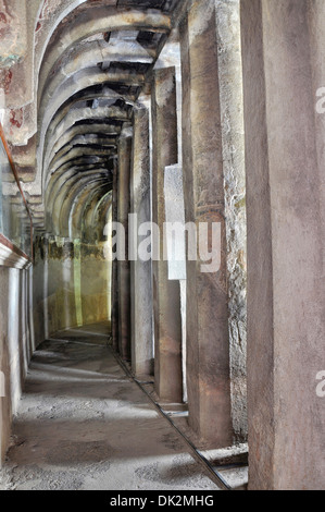 Cave 10: dipinti su pilastri, del Corridoio della hall. Grotte di Ajanta, Aurangabad, Maharashtra, India Foto Stock