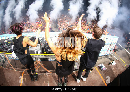 Krewella performing live at Ultra Music Festival in Europa Foto Stock