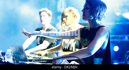 Krewella performing live at Ultra Music Festival in Europa Foto Stock