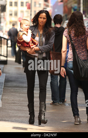 Padma Lakshmi viene visto con sua figlia Krishna Lakshmi in Soho dove: New York City Stati Uniti quando: 14 Apr 2012 Foto Stock