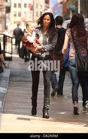 Padma Lakshmi viene visto con sua figlia Krishna Lakshmi in Soho di New York City USA - 14.04.12 Foto Stock