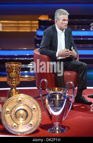 Huerth, Germania. 01 Dic, 2013. Soccer coach Jupp Heynckes si siede sul palco durante la trasmissione in diretta della mostra "2013! Menschen, Bilder, Emotionen' (lit. 2013! Persone, Immagini, emozioni) del canale TV tedesco RTL in Huerth, Germania, 01 dicembre 2013. Foto: HENNING KAISER/dpa/Alamy Live News Foto Stock