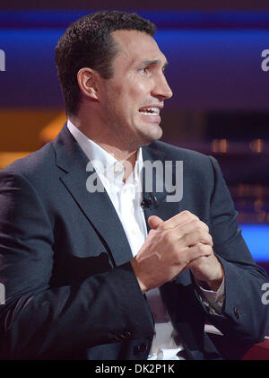 Huerth, Germania. 01 Dic, 2013. Boxer Wladimir Klitschko si siede sul palco durante la trasmissione in diretta della mostra "2013! Menschen, Bilder, Emotionen' (lit. 2013! Persone, Immagini, emozioni) del canale TV tedesco RTL in Huerth, Germania, 01 dicembre 2013. Foto: HENNING KAISER/dpa/Alamy Live News Foto Stock