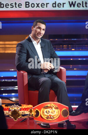 Huerth, Germania. 01 Dic, 2013. Boxer Wladimir Klitschko si siede sul palco durante la trasmissione in diretta della mostra "2013! Menschen, Bilder, Emotionen' (lit. 2013! Persone, Immagini, emozioni) del canale TV tedesco RTL in Huerth, Germania, 01 dicembre 2013. Foto: HENNING KAISER/dpa/Alamy Live News Foto Stock