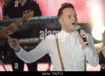 Huerth, Germania. 01 Dic, 2013. Cantante britannico Olly Murs esegue durante la trasmissione in diretta della mostra "2013! Menschen, Bilder, Emotionen' (lit. 2013! Persone, Immagini, emozioni) del canale TV tedesco RTL in Huerth, Germania, 01 dicembre 2013. Foto: HENNING KAISER/dpa/Alamy Live News Foto Stock