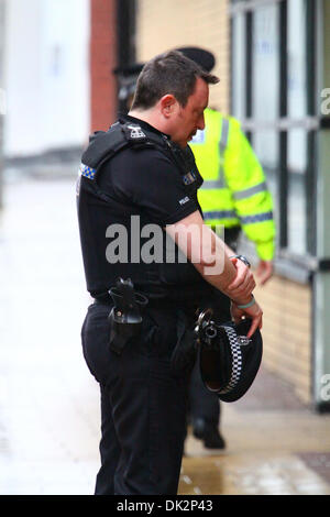 Glasgow, Scotland, Regno Unito. 2° dicembre 2013. Una polizia locale Scozia officer rende omaggio ai colleghi caduti. Credito: ALAN OLIVER/Alamy Live News Foto Stock