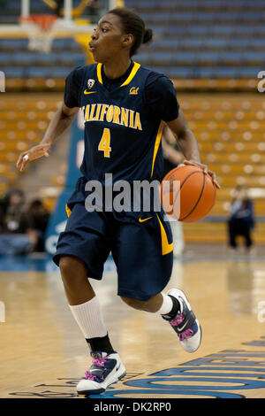 Febbraio 18, 2011 - Westwood, California, Stati Uniti - California guard Eliza Pierre #4 in azione durante le donne del NCAA pallacanestro tra la California Golden Bears e la UCLA Bruins a Pauley Pavilion. (Credito Immagine: © Brandon Parry/Southcreek globale/ZUMAPRESS.com) Foto Stock