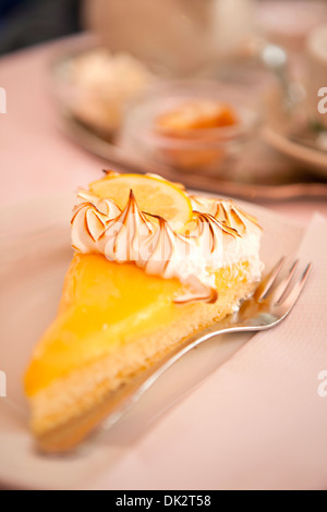 Close up di fetta di Lemon Meringue Pie Foto Stock