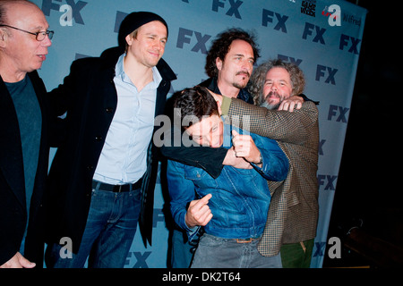 Figli di anarchia cast Charlie Hunnam Dayton Callie Theo Rossi Kim Coates e Mark Boone Junior FX 2012 annunci di vendita in anticipo - Foto Stock