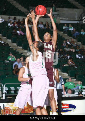 Febbraio 19, 2011 - Denton, Texas, Stati Uniti d'America - Università della Louisiana a Monroe centro Warhawks Larrie Williams (35) va per una jump shot sul nord Texas verde medio avanti Ash'Lynne Evans (1) durante il NCAA donna gioco di basket tra l'Università della Louisiana a Warhawks di Monroe e le università del Nord Texas significa verde a nord Texas Coliseum,Sup Foto Stock