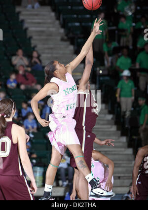 Febbraio 19, 2011 - Denton, Texas, Stati Uniti d'America - Nord Texas verde medio avanti Ash'Lynne Evans (1) e l'Università della Louisiana a Monroe Warhawks avanti Sannisha Williams (32) Avviare il NCAA donna gioco di basket tra l'Università della Louisiana a Warhawks di Monroe e le università del Nord Texas significa verde a nord Texas Coliseum,Super Pit, in Denton, Texa Foto Stock