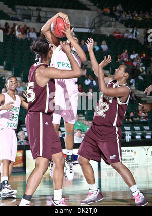 Febbraio 19, 2011 - Denton, Texas, Stati Uniti d'America - Nord Texas verde medio avanti Ash'Lynne Evans (1) afferra un rimbalzo dalla University of Louisiana a Monroe Warhawks avanti Sannisha Williams (32) e l'Università della Louisiana a Monroe centro Warhawks Larrie Williams (35) durante il NCAA donna gioco di basket tra l'Università della Louisiana a Warhawks di Monroe e le Nazioni Unite Foto Stock