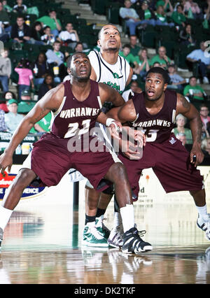 Febbraio 19, 2011 - Denton, Texas, Stati Uniti d'America - Università della Louisiana a Monroe Warhawks avanti Lawerance Gilbert (22) e l'Università della Louisiana a Monroe Warhawks avanti Tommie Sykes (13) in azione durante il NCAA pallacanestro tra l'Università della Louisiana a Warhawks di Monroe e le università del Nord Texas significa verde a nord Texas Coliseum,l'Supe Foto Stock