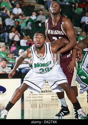 Febbraio 19, 2011 - Denton, Texas, Stati Uniti d'America - Nord Texas verde medio avanti Giacobbe Holmen (30) blocca la University of Louisiana a Monroe Warhawks avanti Lawerance Gilbert (22) durante il NCAA pallacanestro tra l'Università della Louisiana a Warhawks di Monroe e le università del Nord Texas significa verde a nord Texas Coliseum,Super Pit, in Denton, Texas Foto Stock