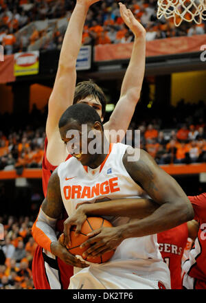 Febbraio 19, 2011 - Syracuse, New York, Stati Uniti - Siracusa in avanti RICK JACKSON (#00) ottiene scatolato in dalla Rutgers difesa. Siracusa sconfitto Rutgers 84-80 al Carrier Dome. (Credito Immagine: © Alan Schwartz/Cal Sport Media/ZUMAPRESS.com) Foto Stock