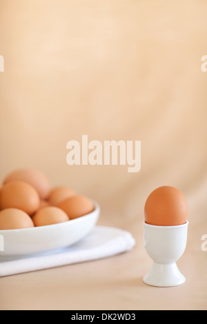 Ancora in vita di organica marrone le uova in una terrina e uova in tazza Foto Stock