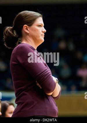 Febbraio 20, 2011 - Durham, North Carolina, Stati Uniti - Virginia Tech head coach Beth Dunkenberger orologi il suo team in azione. Duke batte Virginia Tech 90-40 a Cameron Indoor Stadium (credito Immagine: © Mark Abbott/Southcreek globale/ZUMAPRESS.com) Foto Stock