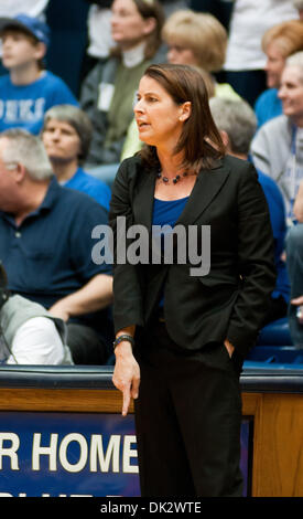 Febbraio 20, 2011 - Durham, North Carolina, Stati Uniti - Dukes Head Coach Joanne P. McCallie orologi il suo team per la difesa. Duke batte Virginia Tech 90-40 a Cameron Indoor Stadium (credito Immagine: © Mark Abbott/Southcreek globale/ZUMAPRESS.com) Foto Stock