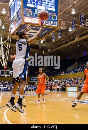 Febbraio 20, 2011 - Durham, North Carolina, Stati Uniti - Duke guard Jasmine Thomas (5) germogli e punteggi in ritardo nel secondo semestre. Duke batte Virginia Tech 90-40 a Cameron Indoor Stadium (credito Immagine: © Mark Abbott/Southcreek globale/ZUMAPRESS.com) Foto Stock