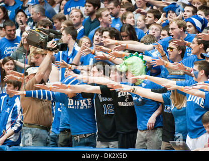 Febbraio 20, 2011 - Durham, North Carolina, Stati Uniti - Duke tifosi salutare Georgia Tech di Cameron. Duke batte Georgia Tech 79-57 a Cameron Indoor Stadium Durham NC (credito Immagine: © Mark Abbott/Southcreek globale/ZUMAPRESS.com) Foto Stock