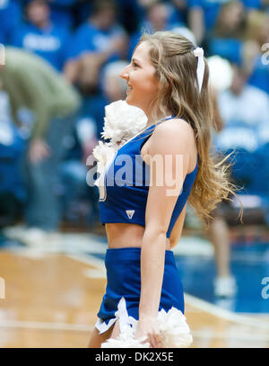 Febbraio 20, 2011 - Durham, North Carolina, Stati Uniti - Duke cheerleader conduce a rallegrare per il duca di fan. Duke batte Georgia Tech 79-57 a Cameron Indoor Stadium Durham NC (credito Immagine: © Mark Abbott/Southcreek globale/ZUMAPRESS.com) Foto Stock