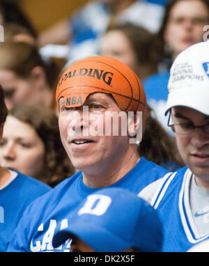 Febbraio 20, 2011 - Durham, North Carolina, Stati Uniti - Duke ventola con il suo un abbigliamento appropriato. Duke batte Georgia Tech 79-57 a Cameron Indoor Stadium Durham NC (credito Immagine: © Mark Abbott/Southcreek globale/ZUMAPRESS.com) Foto Stock