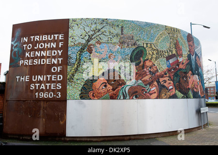 Il John F Kennedy Memorial a mosaico in strada di paratoia, Digbeth, Birmingham.La data di iscrizione è creduto di essere sbagliato. Foto Stock