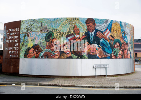 Il John F Kennedy Memorial a mosaico in strada di paratoia, Digbeth, Birmingham.La data di iscrizione è creduto di essere sbagliato. Foto Stock