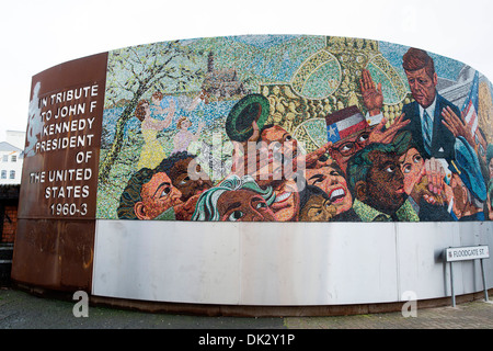 Il John F Kennedy Memorial a mosaico in strada di paratoia, Digbeth, Birmingham.La data di iscrizione è creduto di essere sbagliato. Foto Stock