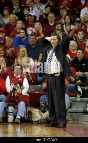 Febbraio 23, 2011 - Fayetteville, AR, USA - Kentucky coach John Calipari non poteva credere ad alcune chiamate nel primo semestre come Kentucky giocato Arkansas mercoledì 23 febbraio 2011 in Fayetteville, AR. Foto di Mark Cornelison | Personale. (Credito Immagine: © Lexington Herald-Leader/ZUMAPRESS.com) Foto Stock