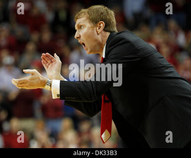 Febbraio 23, 2011 - Fayetteville, AR, Stati Uniti d'America - Arkansas coach John Pelphrey incoraggiato il suo team come Kentucky giocato Arkansas mercoledì 23 febbraio 2011 in Fayetteville, AR. Foto di Mark Cornelison | Personale. (Credito Immagine: © Lexington Herald-Leader/ZUMAPRESS.com) Foto Stock