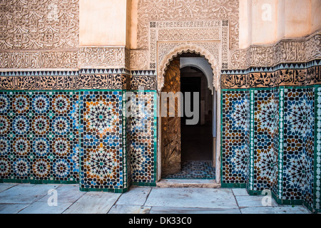 Bella tipiche piastrelle marocchine in Medrassa Foto Stock