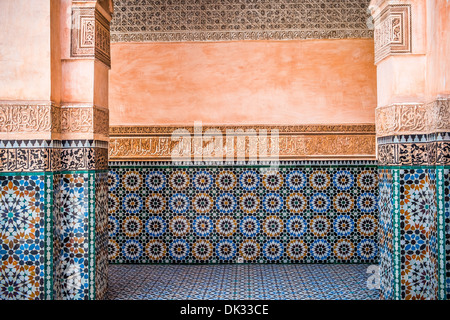 Bella tipiche piastrelle marocchine in Medrassa Foto Stock